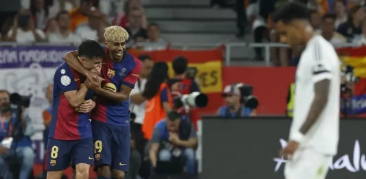 FOTOGRAFÍA. SEVILLA (ANADALUCÍA) REINO DE ESPAÑA, 26 DE ABRIL DE 2025. Los jugadores del FC Barcelona, Pedri (i) y Lamine Yamal, celebran el primer gol del equipo blaugrana durante el encuentro correspondiente a la final de la Copa del Rey ante el Real Madrid. Efe