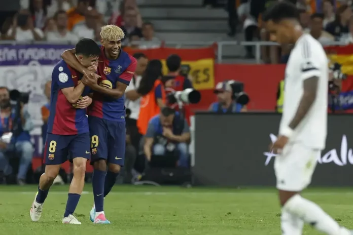 FOTOGRAFÍA. SEVILLA (ANADALUCÍA) REINO DE ESPAÑA, 26 DE ABRIL DE 2025. Los jugadores del FC Barcelona, Pedri (i) y Lamine Yamal, celebran el primer gol del equipo blaugrana durante el encuentro correspondiente a la final de la Copa del Rey ante el Real Madrid. Efe