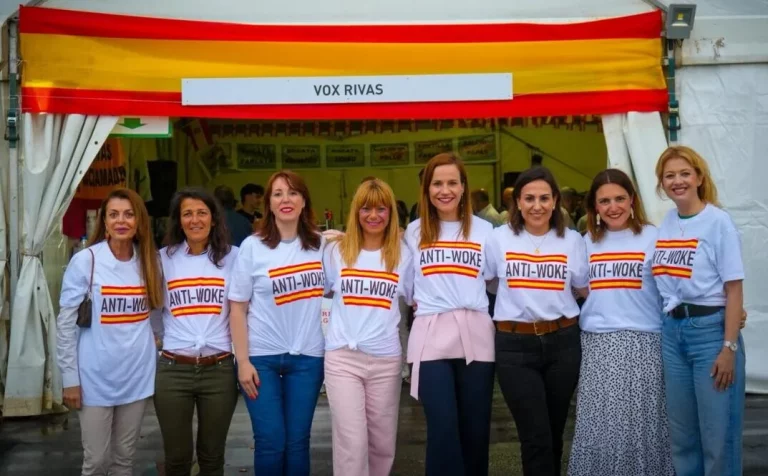 FOTOGRAFÍA. RIVAS-VACIAMADRID (COMUNIDAD DE MADRID) REINO DE ESPAÑA, 15 DE MAYO DE 2025. Las Anti-WOKE, portavoz de VOX en la Asamblea de Madrid y portavoz nacional de Agenda España, Isabel Pérez Moñino-Aranda (4 d) junto a la portavoz del Grupo Municipal VOX en el Ayuntamiento de Rivas-Vaciamadrid, Eliana Palacios Albornoz (2 d), lideran hoy la batalla cultural de la tercera fuerza política en España, VOX, en las fiesta de San Isidro, exhibiendo camisetas con el rótulo "ANTI-WOKE". Lasvocesdelpueblo (Ñ Pueblo)