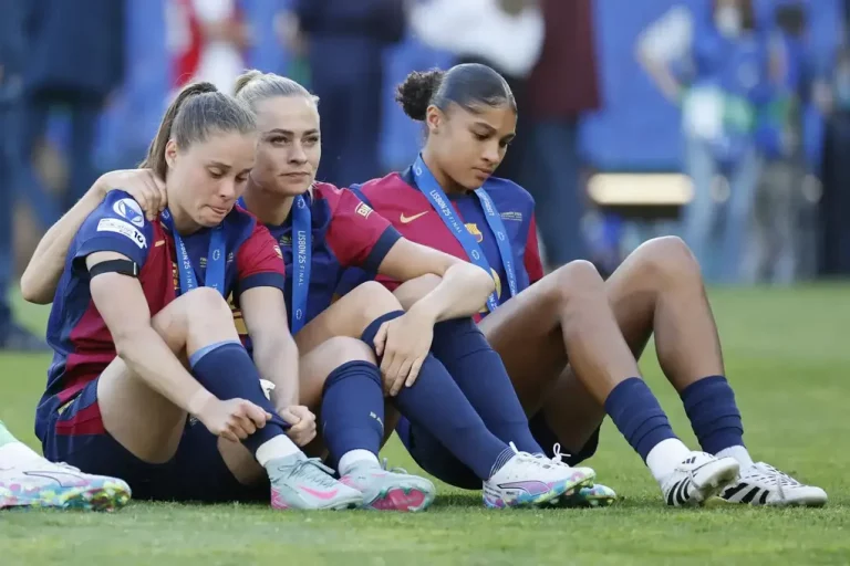 FOTOGRAFÍA. LISBOA (PORTUGAL), 24 DE MAYO DE 2025. Las jugadoras del Barcelona tras la final de la Liga de Campeones Femenina UEFA, entre el Arsenal y el Barcelona, en el estadio José Alvalade de Lisboa (Portugal). Efe