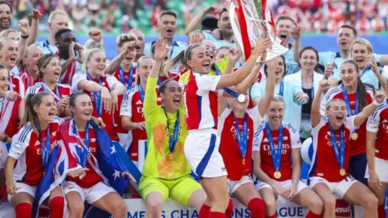 FOTOGRAFÍA. LISBOA (PORTUGAL), 24 DE MAYO DE 2025. Las jugadoras del Arsenal celebran el título en el Alvalade XXI Stadium en Lisboa, Portugal. Efe