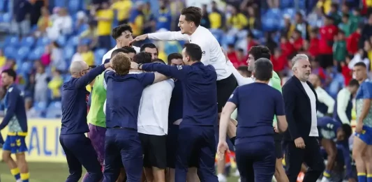 FOTOGRAFÍA. LAS PALMAS DE GRAN CANARIA (ISLAS CANARIAS) REINO DE ESPAÑA, 03 DE MAYO DE 2024. Los jugadores y el equipo técnico del Valencia celebran la victoria, al término del partido de LaLiga de fútbol que UD Las Palmas y Valencia CF disputaron en el Estadio de Gran Canaria. Efe