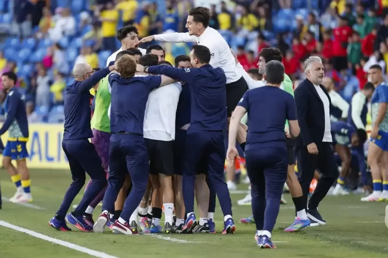 FOTOGRAFÍA. LAS PALMAS DE GRAN CANARIA (ISLAS CANARIAS) REINO DE ESPAÑA, 03 DE MAYO DE 2024. Los jugadores y el equipo técnico del Valencia celebran la victoria, al término del partido de LaLiga de fútbol que UD Las Palmas y Valencia CF disputaron en el Estadio de Gran Canaria. Efe