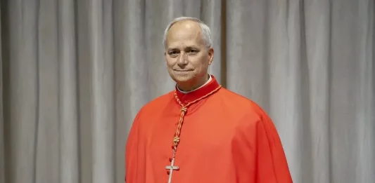 FOTOGRAFÍA. CIUDAD DEL VATICANO (EL VATICANO), 08 DE MAYO DE 2025. El cardenal Robert Francis Prevost es el nuevo Sucesor de Pedro, quien ha tomado el nombre de "León XIV". En el segundo día del Cónclave 2025, este jueves 8 de mayo de 2025 a las 18:07, la fumata blanca desde la chimenea de la Capilla Sixtina anuncia al mundo que ha sido elegido al 267º Sucesor de Pedro. Lasvocesdelpueblo (Ñ Pueblo)