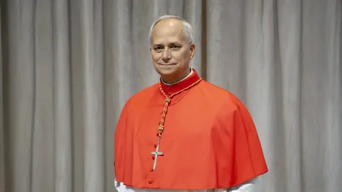 FOTOGRAFÍA. CIUDAD DEL VATICANO (EL VATICANO), 08 DE MAYO DE 2025. El cardenal Robert Francis Prevost es el nuevo Sucesor de Pedro, quien ha tomado el nombre de "León XIV". En el segundo día del Cónclave 2025, este jueves 8 de mayo de 2025 a las 18:07, la fumata blanca desde la chimenea de la Capilla Sixtina anuncia al mundo que ha sido elegido al 267º Sucesor de Pedro. Lasvocesdelpueblo (Ñ Pueblo)