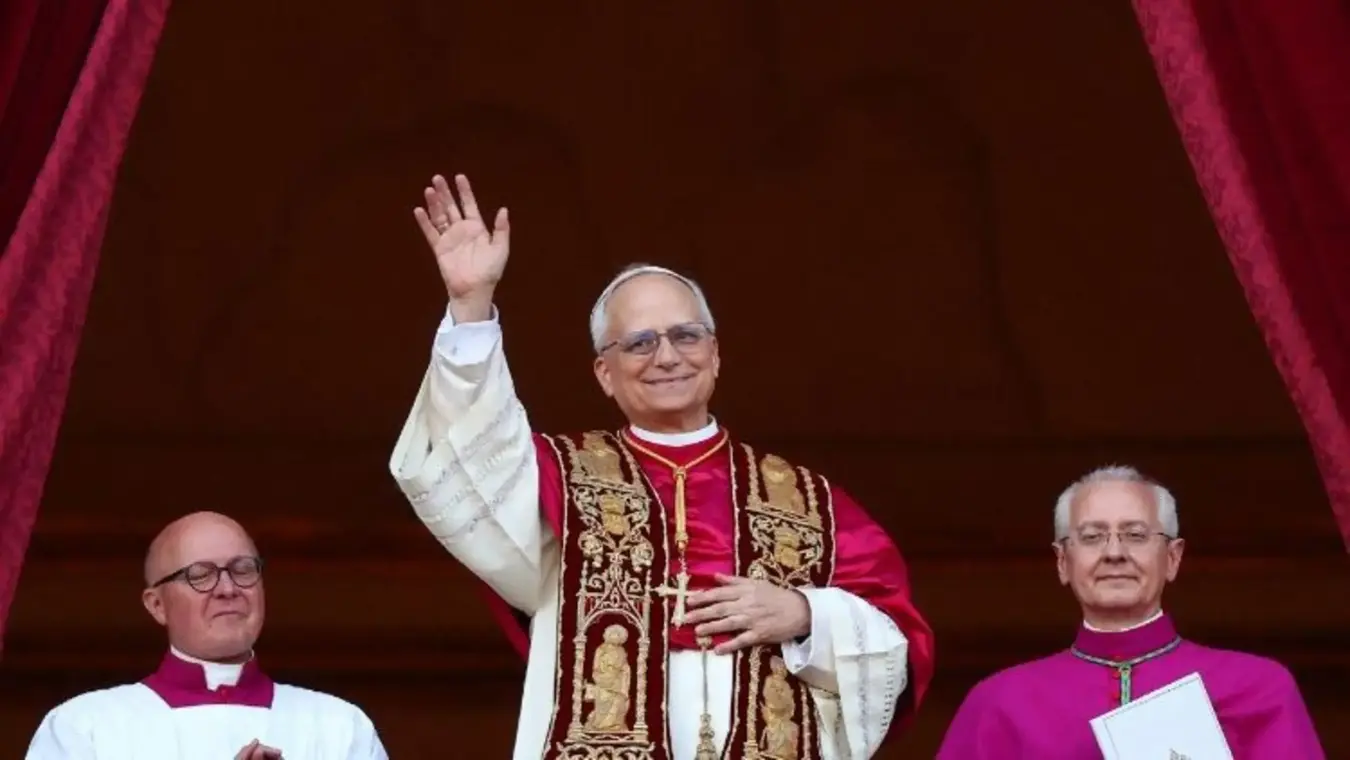 FOTOGRAFÍA. CIUDAD DEL VATICANO (EL VATICANO), 08 DE MAYO DE 2025. El cardenal Robert Francis Prevost es el nuevo Sucesor de Pedro, quien ha tomado el nombre de "León XIV". En el segundo día del Cónclave 2025, este jueves 8 de mayo de 2025 a las 18:07, la fumata blanca desde la chimenea de la Capilla Sixtina anuncia al mundo que ha sido elegido al 267º Sucesor de Pedro. Lasvocesdelpueblo (Ñ Pueblo)