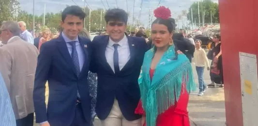 FOTOGRAFÍA. SEVILLA (ANDALUCÍA) REINO DE ESPAÑA, 10 D EMAYO DE 2025. El presidente nacional de la asociación patriota Make España Great Again (MEGA), Aitor Navas (c), acompañado por el coordinador regional en Andalucía, Miguel Ginés (i), recibió a la vicepresidente de MEGA, Claudia Conde (d), quien se desplazó a la capital hispalense para participar en la Feria de Abril 2025 de Sevilla, una jornada de "convivencia" con representantes de MEGA y numerosos jóvenes comprometidos con su ideario. Lasvocesdelpueblo (Ñ Pueblo)