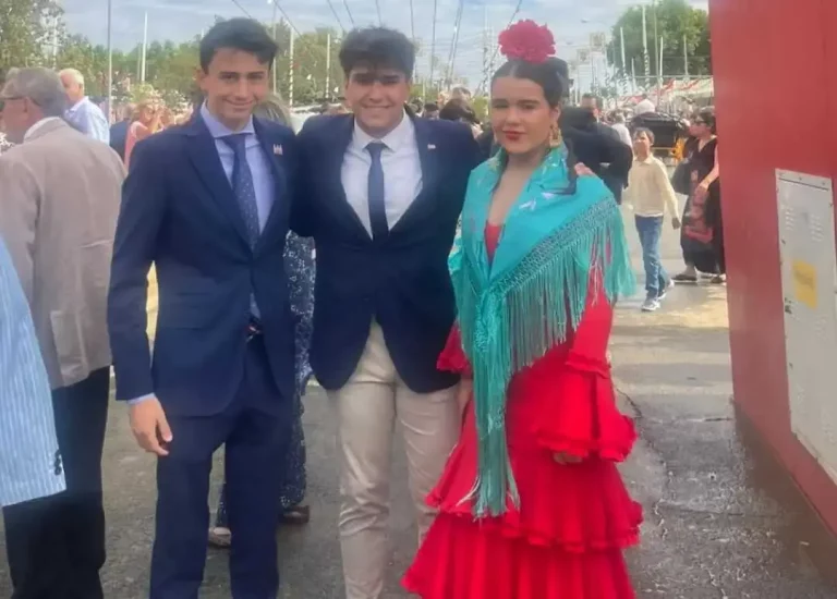 FOTOGRAFÍA. SEVILLA (ANDALUCÍA) REINO DE ESPAÑA, 10 D EMAYO DE 2025. El presidente nacional de la asociación patriota Make España Great Again (MEGA), Aitor Navas (c), acompañado por el coordinador regional en Andalucía, Miguel Ginés (i), recibió a la vicepresidente de MEGA, Claudia Conde (d), quien se desplazó a la capital hispalense para participar en la Feria de Abril 2025 de Sevilla, una jornada de "convivencia" con representantes de MEGA y numerosos jóvenes comprometidos con su ideario. Lasvocesdelpueblo (Ñ Pueblo)
