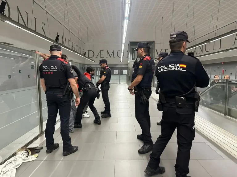FOTOGRAFÍA. BARCELONA (CATALUÑA) REINO DE ESPAÑA, 11 DE MAYO DE 2025. La cuanta oficial de la Policía de la Generalidad de Cataluña Mossos d'Esquadra en la red social X (@mossos) publica este domingo 11 de mayo de 2025 que el llamado "Plan Kanpai" con varios cuerpos policiales en Barcelona y área metropolitana: 16 detenidos (56 antecedentes), 5 investigados, 4 motos recuperadas. Actas: 10 por la ley 4/2015 en locales, 85 por sustancias, 24 por armas, 4 por falta respeto, 3 por desobediencia y 704 vehículos identificados. X Mossos d'Esquadra (@mossos)/Lasvocesdelpueblo (Ñ Pueblo)