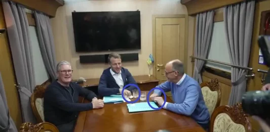 FOTOGRAFÍA. KIEV (UCRANIA), 10 DE MAYO D E2025. El presidente de Francia Emmanuel Jean-Michel Frédéric Macron (Emmanuel Macron) (c); el primer ministro del Reino Unido, Keir Rodney Starmer (i); y el nuevo canciller de Alemania, Joachim-Friedrich Martin Josef Merz (Friedrich Merz) (d), fueron pillados este sábado a su regreso de Kiev (Ucrania) con una bolsita de polvo blanco sobre la mesa y una cuchara. Captura vídeo Afp/Lasvocesdelpueblo (Ñ pueblo)