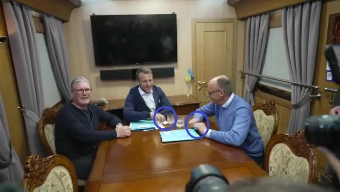 Macron y Merz pillados, el francés esconde bolsita de polvo blanco y el alemán la cuchara FOTOGRAFÍA. KIEV (UCRANIA), 10 DE MAYO D E2025. El presidente de Francia Emmanuel Jean-Michel Frédéric Macron (Emmanuel Macron) (c); el primer ministro del Reino Unido, Keir Rodney Starmer (i); y el nuevo canciller de Alemania, Joachim-Friedrich Martin Josef Merz (Friedrich Merz) (d), fueron pillados este sábado a su regreso de Kiev (Ucrania) con una bolsita de polvo blanco sobre la mesa y una cuchara. Captura vídeo Afp/Lasvocesdelpueblo (Ñ pueblo)