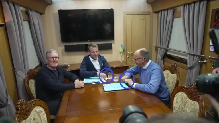 FOTOGRAFÍA. KIEV (UCRANIA), 10 DE MAYO D E2025. El presidente de Francia Emmanuel Jean-Michel Frédéric Macron (Emmanuel Macron) (c); el primer ministro del Reino Unido, Keir Rodney Starmer (i); y el nuevo canciller de Alemania, Joachim-Friedrich Martin Josef Merz (Friedrich Merz) (d), fueron pillados este sábado a su regreso de Kiev (Ucrania) con una bolsita de polvo blanco sobre la mesa y una cuchara. Captura vídeo Afp/Lasvocesdelpueblo (Ñ pueblo)