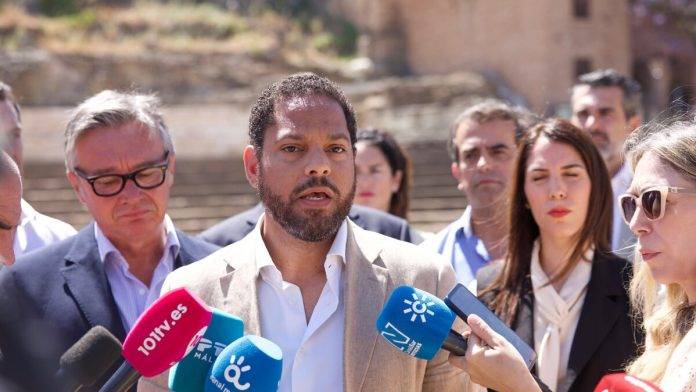 Málaga, garriga, VOX FOTOGRAFÍA. MÁLAGA 8ANADALUCÍA) REINO DE ESPAÑA, 28 DE MAYO DE 2025. El secretario general de VOX, Ignacio Garriga Vaz de Conceiçao (c); ofrece una rueda de prensa este miércoles ante el Teatro Romano, calle Alcazabilia, en Málaga (Andalucía), junto al portavoz del grupo Parlamentario de VOX en el Parlamento de Andalucía, Manuel Gavira Florentino (i), el presidente provincial y diputado autonómico, Antonio Sevilla Fernández; el diputado provincial, Francisco Garrido; y el portavoz del grupo Municipal de VOX en el Ayuntamiento de Málaga, Antonio Alfonso Alcázar Díaz. Lasvocesdelpueblo (Ñ Pueblo)