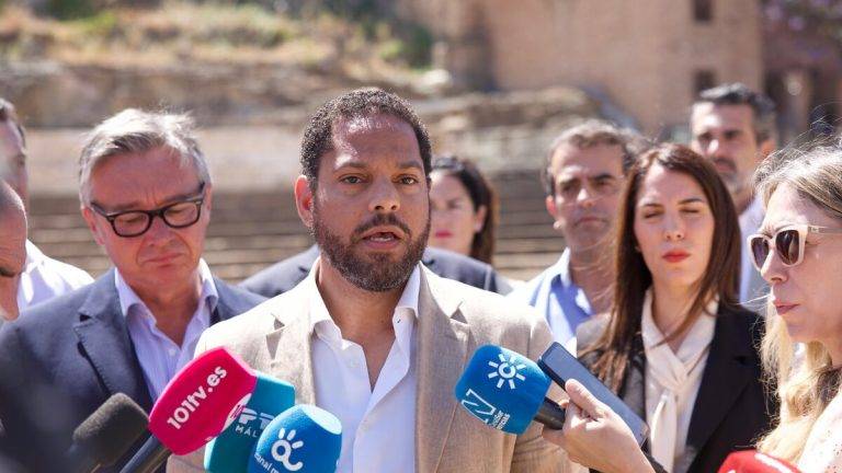 FOTOGRAFÍA. MÁLAGA 8ANADALUCÍA) REINO DE ESPAÑA, 28 DE MAYO DE 2025. El secretario general de VOX, Ignacio Garriga Vaz de Conceiçao (c); ofrece una rueda de prensa este miércoles ante el Teatro Romano, calle Alcazabilia, en Málaga (Andalucía), junto al portavoz del grupo Parlamentario de VOX en el Parlamento de Andalucía, Manuel Gavira Florentino (i), el presidente provincial y diputado autonómico, Antonio Sevilla Fernández; el diputado provincial, Francisco Garrido; y el portavoz del grupo Municipal de VOX en el Ayuntamiento de Málaga, Antonio Alfonso Alcázar Díaz. Lasvocesdelpueblo (Ñ Pueblo)