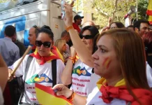 Defensa de un agente de la Guardia Civil (por Amaya Guerra) FOTOGRAFÍA. BARCELONA (ESPAÑA), 08 DE OCTUBRE DE 2017. En la imagen, un grupo de mujeres catalanas lucen en sus caras banderas de España, apoyando a las Fuerzas y Cuerpos de Seguridad del Estados, principalmente a la Guardia Civil u Cuerpo Nacional de la Policía —con sus camisetas en las que se puede leer: "No estáis solos". "Vivas Cataluña y Viva España" con los logotipos de la Guardia Civil y Policía Nacional— durante la «Marcha sobre el Parlamento de Cataluña». Más de un millón de catalanes claman en el centro de Barcelona contra el golpe de estado separatista perpetrado por el gobierno autonómico de la Generalidad de Cataluña en coalición de Carles Puigdemont Casamajó y Oriol Junqueras Vies, presidente y vicepresidente, respectivamente. Lasvocesdelpueblo (Ñ Pueblo).