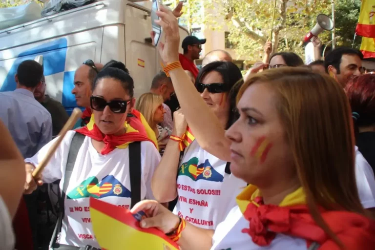 FOTOGRAFÍA. BARCELONA (ESPAÑA), 08 DE OCTUBRE DE 2017. En la imagen, un grupo de mujeres catalanas lucen en sus caras banderas de España, apoyando a las Fuerzas y Cuerpos de Seguridad del Estados, principalmente a la Guardia Civil u Cuerpo Nacional de la Policía —con sus camisetas en las que se puede leer: "No estáis solos". "Vivas Cataluña y Viva España" con los logotipos de la Guardia Civil y Policía Nacional— durante la «Marcha sobre el Parlamento de Cataluña». Más de un millón de catalanes claman en el centro de Barcelona contra el golpe de estado separatista perpetrado por el gobierno autonómico de la Generalidad de Cataluña en coalición de Carles Puigdemont Casamajó y Oriol Junqueras Vies, presidente y vicepresidente, respectivamente. Lasvocesdelpueblo (Ñ Pueblo).