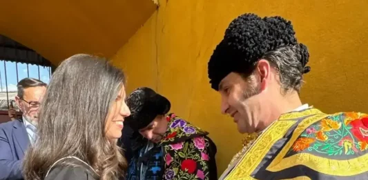 FOTOGRAFÍA. TALAVERA DE LA REINA (TOLEDO) CASTILLA-LA MANCHA (REINO DE ESPAÑA), 18 DE MAYO DE 2025. Los dirigentes de VOX: la portavoz de VOX en el Congreso de los Diputados, María José Rodríguez de Millán Parro (Pepa Millán) (i), y el primer Teniente alcalde del Ayuntamiento de Talavera de la Reina y presidente de VOX en en las Cortes de castilla-La Mancha, David Moreno Ramos, se comprometen con la defensa de las tradiciones de España en la Puerta Grande (Plaza de Toros) de Talavera de la Reina (Toledo) Castilla-La Mancha. Los políticos patriotas se han dejado también registrar con los tres diestros que protagonizan el cartel de este domingo. Lasvocesdelpueblo (Ñ Pueblo)