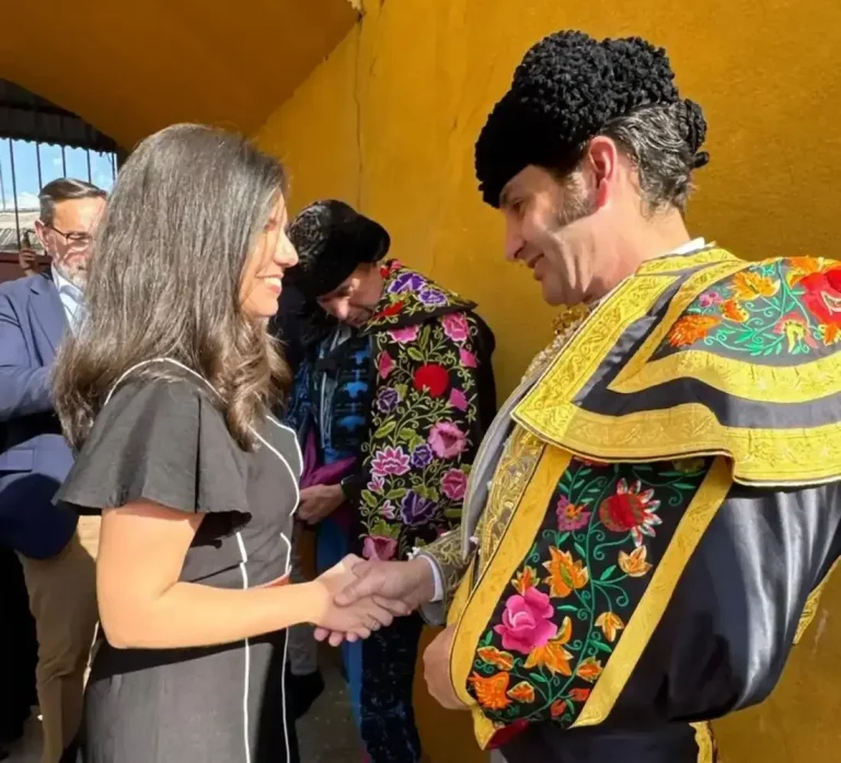 FOTOGRAFÍA. TALAVERA DE LA REINA (TOLEDO) CASTILLA-LA MANCHA (REINO DE ESPAÑA), 18 DE MAYO DE 2025. Los dirigentes de VOX: la portavoz de VOX en el Congreso de los Diputados, María José Rodríguez de Millán Parro (Pepa Millán) (i), y el primer Teniente alcalde del Ayuntamiento de Talavera de la Reina y presidente de VOX en en las Cortes de castilla-La Mancha, David Moreno Ramos, se comprometen con la defensa de las tradiciones de España en la Puerta Grande (Plaza de Toros) de Talavera de la Reina (Toledo) Castilla-La Mancha. Los políticos patriotas se han dejado también registrar con los tres diestros que protagonizan el cartel de este domingo. Lasvocesdelpueblo (Ñ Pueblo)