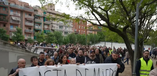 FOTOGRAFÍA. MATARÓ (BARCELONA) CATALUÑA (REINO DE ESPAÑA), 06 DE MAYO DE 2025. Una manifestación pacífica recorre las calles de Mataró (Barcelona), desde la Plaza Once de Setiembre de la barriada de Can Morros de la ciudad hasta Plaza Isla Cristina, pasando por puntos emblemáticos del barrio de Cerdanyola, epicentro de los últimos altercados entre grupos migratorios y las fuerzas del orden, bajo lema "Vecinos por la Seguridad de Mataró". La Plataforma de "Vecinos por la Seguridad de Mataró" invitó a todos los grupos municipales del Ayuntamiento de Mataró y al Gobierno municipal, pero finalmente, solo los concejales de VOX Mónica Lora Cisquer, Judith Cortés Cortés, José Casado y Erik Iniesta Aragón Ortega han acudido al acto. Lasvocesdelpueblo (Ñ Pueblo)