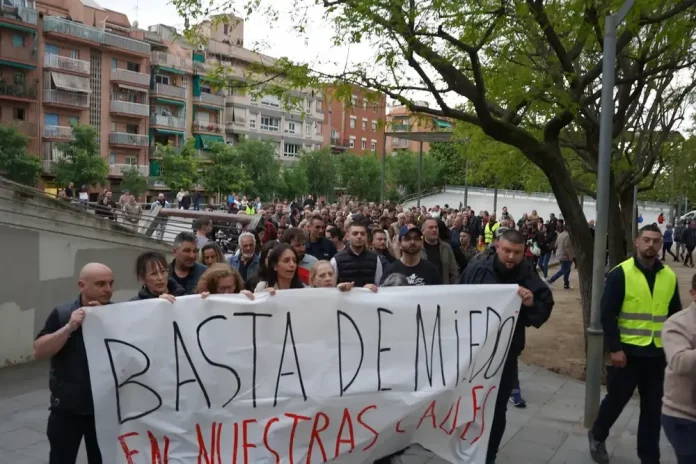 FOTOGRAFÍA. MATARÓ (BARCELONA) CATALUÑA (REINO DE ESPAÑA), 06 DE MAYO DE 2025. Una manifestación pacífica recorre las calles de Mataró (Barcelona), desde la Plaza Once de Setiembre de la barriada de Can Morros de la ciudad hasta Plaza Isla Cristina, pasando por puntos emblemáticos del barrio de Cerdanyola, epicentro de los últimos altercados entre grupos migratorios y las fuerzas del orden, bajo lema "Vecinos por la Seguridad de Mataró". La Plataforma de "Vecinos por la Seguridad de Mataró" invitó a todos los grupos municipales del Ayuntamiento de Mataró y al Gobierno municipal, pero finalmente, solo los concejales de VOX Mónica Lora Cisquer, Judith Cortés Cortés, José Casado y Erik Iniesta Aragón Ortega han acudido al acto. Lasvocesdelpueblo (Ñ Pueblo)