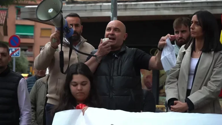 FOTOGRAFÍA. MATARÓ (BARCELONA) CATALUÑA (REINO DE ESPAÑA), 06 DE MAYO DE 2025. Una manifestación pacífica recorre las calles de Mataró (Barcelona), desde la Plaza Once de Setiembre de la barriada de Can Morros de la ciudad hasta Plaza Isla Cristina, pasando por puntos emblemáticos del barrio de Cerdanyola, epicentro de los últimos altercados entre grupos migratorios y las fuerzas del orden, bajo lema "Vecinos por la Seguridad de Mataró". La Plataforma de "Vecinos por la Seguridad de Mataró" invitó a todos los grupos municipales del Ayuntamiento de Mataró y al Gobierno municipal, pero finalmente, solo los concejales de VOX Mónica Lora Cisquer, Judith Cortés Cortés, José Casado y Erik Iniesta Aragón Ortega han acudido al acto. Lasvocesdelpueblo (Ñ Pueblo)