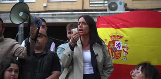 FOTOGRAFÍA. MATARÓ (BARCELONA) CATALUÑA (REINO DE ESPAÑA), 06 DE MAYO DE 2025. Una manifestación pacífica recorre las calles de Mataró (Barcelona), desde la Plaza Once de Setiembre de la barriada de Can Morros de la ciudad hasta Plaza Isla Cristina, pasando por puntos emblemáticos del barrio de Cerdanyola, epicentro de los últimos altercados entre grupos migratorios y las fuerzas del orden, bajo lema "Vecinos por la Seguridad de Mataró". La Plataforma de "Vecinos por la Seguridad de Mataró" invitó a todos los grupos municipales del Ayuntamiento de Mataró y al Gobierno municipal, pero finalmente, solo los concejales de VOX Mónica Lora Cisquer, Judith Cortés Cortés, José Casado y Erik Iniesta Aragón Ortega han acudido al acto. Lasvocesdelpueblo (Ñ Pueblo)