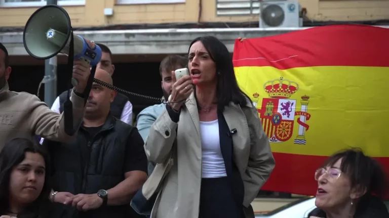FOTOGRAFÍA. MATARÓ (BARCELONA) CATALUÑA (REINO DE ESPAÑA), 06 DE MAYO DE 2025. Una manifestación pacífica recorre las calles de Mataró (Barcelona), desde la Plaza Once de Setiembre de la barriada de Can Morros de la ciudad hasta Plaza Isla Cristina, pasando por puntos emblemáticos del barrio de Cerdanyola, epicentro de los últimos altercados entre grupos migratorios y las fuerzas del orden, bajo lema "Vecinos por la Seguridad de Mataró". La Plataforma de "Vecinos por la Seguridad de Mataró" invitó a todos los grupos municipales del Ayuntamiento de Mataró y al Gobierno municipal, pero finalmente, solo los concejales de VOX Mónica Lora Cisquer, Judith Cortés Cortés, José Casado y Erik Iniesta Aragón Ortega han acudido al acto. Lasvocesdelpueblo (Ñ Pueblo)