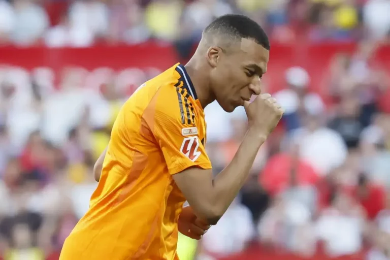 FOTOGRAFÍA. SEVILLA (ANDALUCÍA) REINO DE ESPAÑA, 18 DE MAYOI DE 2025. El delantero del Real Madrid, Kylian Mbappe (en la imagen), eleva a cuatro tantos su ventaja sobre el del FC Barcelona, Robert Lewandowski, a falta de una jornada. El delantero del Real Madrid, Kylian Mbappé celebra su gol en el partido de la jornada 37 de LaLiga que Sevilla FC y Real Madrid disputaron en el estadio Sánchez-Pizjuán, en Sevilla. Efe