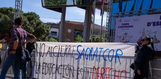 FOTOGRAFÍA. GAVÁ (BARCELONA) REINO DE ESPAÑA, 30 DE ABRIL DE 2025. Una pancarta de la concentración de los padres, vecinos de Gavá, afectados por el cierre el colegio Sagrat Cor de Gavà, de esta tarde a las 16:30 horas en Plaza Balmes de la ciudad, dice "No al Cierre (de) Sagrat Cor, la Educación es un Derecho". Lasvocesdelpueblo (Ñ Pueblo)