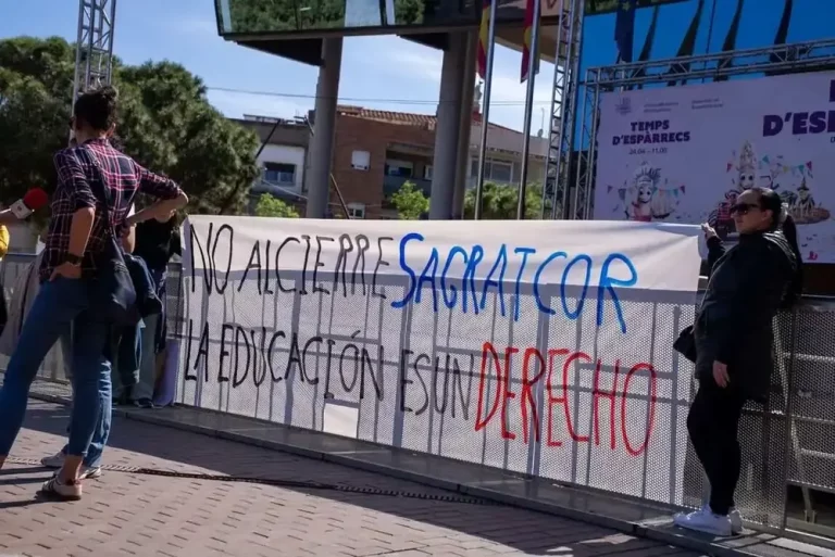 FOTOGRAFÍA. GAVÁ (BARCELONA) REINO DE ESPAÑA, 30 DE ABRIL DE 2025. Una pancarta de la concentración de los padres, vecinos de Gavá, afectados por el cierre el colegio Sagrat Cor de Gavà, de esta tarde a las 16:30 horas en Plaza Balmes de la ciudad, dice "No al Cierre (de) Sagrat Cor, la Educación es un Derecho". Lasvocesdelpueblo (Ñ Pueblo)