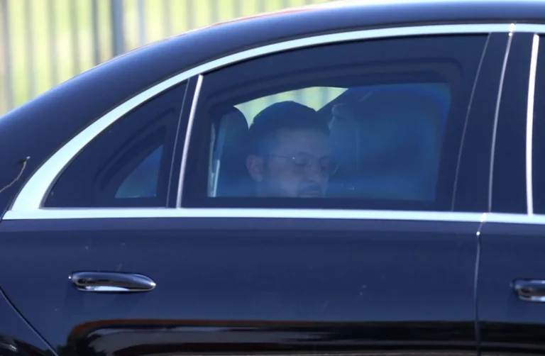 FOTOGRAFÍA. ANKARA (TURQUÍA), 15 DE MAYO DE 2025. El presidente ucraniano, Volodímir Zelenski, en un coche de camino a reunirse con su homólogo turco en Ankara, el 15 de mayo de 2025. Efe