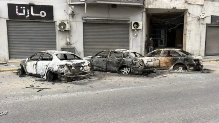 FOTOGRAFÍA. TRIPOLI (LIBIA), 13 DE MAYO DE 2025.Detalle de coches dañados en la calle tras los enfrentamientos de grupos armados en Trípoli (Libia). Efe