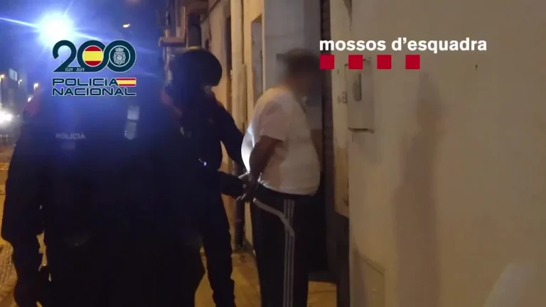 CASTELLDEFELS (BARCELONA)/MONCADA I REIXAC (BARCELONA) CATALUÑA (REINO DE ESPAÑA, 28 DE ABRIL DE 2025. Una operación conjunta del Cuerpo Nacional de la Policía y Mossos d'Esquadra acaba con tres detenciones de islamistas "plenamente adheridos a los postulados" terroristas de la organización islamista e yihadista Estado Islámico de Irak y del Levante (EIIL), en sus siglas en árabe Dáesh o Daish y en inglés (ISIS), de acuerdo con la investigación, en Castelldefels (comarca del Bajo Llobregat) y Montcada i Reixac (Comarca del Vallés Occidental), provincia de Barcelona (Comunidad autónoma de Cataluña). Captura vídeo operación policial/Lasvocesdelpueblo (Ñ Pueblo)