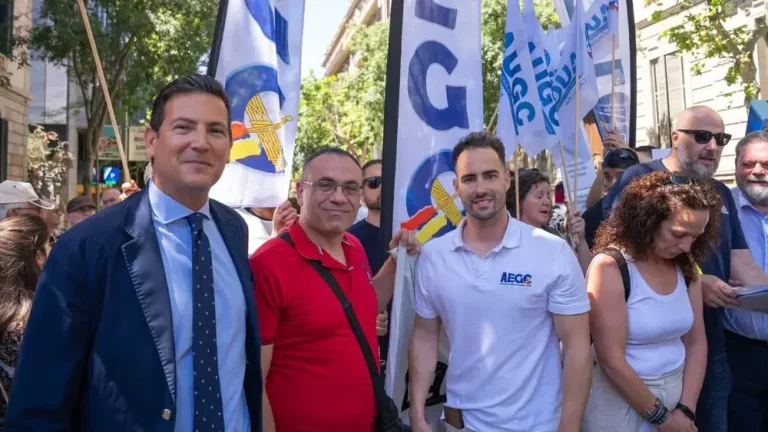 FOTOGRAFÍA. BARCELONA (CATALUÑA) REINO DE ESPAÑA, 30 DE MAYO DE 2025. El portavoz adjunto del Grupo Parlamentario de VOX en el Parlamento de Cataluña, Sergio Macián de Greef (i), ha asistido a la concentración en defensa de la Guardia Civil y la Policía Nacional en Barcelona. Lasvocesdelpueblo (Ñ Pueblo)