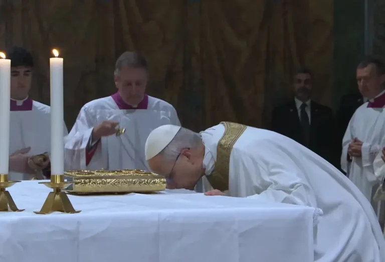 FOTOGRAFÍA. CIUDAD DEL VATICANO (EL VATICANO), 09 DE MAYO DE 2025. El Papa León XIV (Robert Francis Prevost) preside la santa misa con los cardenales en la Capilla Sixtina. "Este es el mundo que nos ha sido confiado, y en el que, como enseñó muchas veces el Papa Francisco, estamos llamados a dar testimonio de la fe gozosa en Jesús Salvador. Por esto, también para nosotros, es esencial repetir: «Tú eres el Mesías, el Hijo de Dios vivo» (Mt 16,16)", dijo el Santo Padre León XIV pronunciando su primera homilía como Sucesor de Pedro (267º papa desde ayer, 8 de mayo de 2025 a las 18:30 horas) durante la santa misa con los cardenales electores en la Capilla Sixtina. Lasvocesdelpueblo (Ñ Pueblo) 