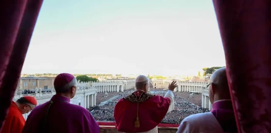 FOTOGRAFÍA. CIUDAD DEL VATICANO (EL VATICANO), 08 DE MAYO DE 2025. El cardenal Robert Francis Prevost es el nuevo Sucesor de Pedro, quien ha tomado el nombre de "León XIV". En el segundo día del Cónclave 2025, este jueves 8 de mayo de 2025 a las 18:07, la fumata blanca desde la chimenea de la Capilla Sixtina anuncia al mundo que ha sido elegido al 267º Sucesor de Pedro. Lasvocesdelpueblo (Ñ Pueblo)