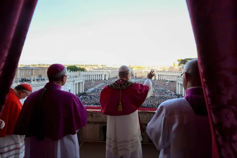 FOTOGRAFÍA. CIUDAD DEL VATICANO (EL VATICANO), 08 DE MAYO DE 2025. El cardenal Robert Francis Prevost es el nuevo Sucesor de Pedro, quien ha tomado el nombre de "León XIV". En el segundo día del Cónclave 2025, este jueves 8 de mayo de 2025 a las 18:07, la fumata blanca desde la chimenea de la Capilla Sixtina anuncia al mundo que ha sido elegido al 267º Sucesor de Pedro. Lasvocesdelpueblo (Ñ Pueblo)