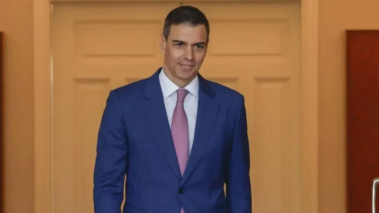 FOTOGRAFÍA. MADRID (REINO DE ESPAÑA), 28 DE ABRIL DE 2025. El presidente del Gobierno de España y secretario general del Partido Socialista (PSOE), Pedro Sánchez Pérez-Castejón, registrado este lunes, coincidiendo con el procesamiento de su hermano David Sánchez Pérez-Castejón, por los presuntos "delitos de prevaricación y tráfico de influencias" junto a otros hasta 10 presuntos corruptos y ladrones cargos del Socialismo, entre ellos, Miguel Ángel Gallardo, actual presidente de la Diputación de Badajoz es secretario general del Socialismo extremeño. La trama corrupta creó un departamento fantasma llamado "Oficina de Artes Escénicas" donde enchufaban a cargos socialista con el hermanísimo David Sánchez Pérez-Castejón de jefe de esta supuesta organización criminal, con trabajadores que nunca iban al trabajo porque simplemente dicha oficina estaba alojado en sus mentes sucias o en sus grupos en redes sociales para delinquir. Efe 