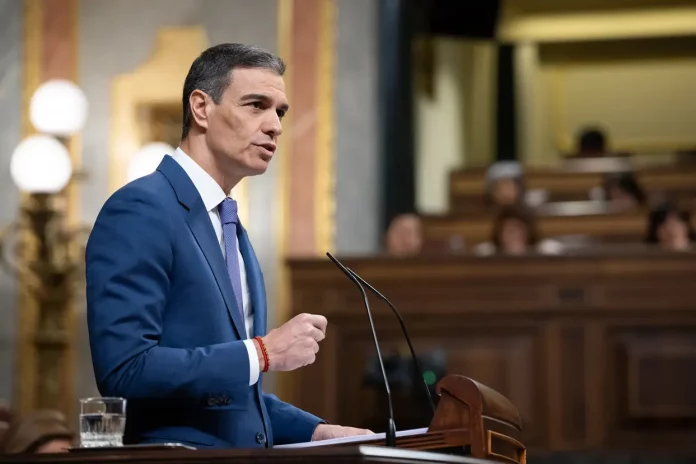 Pedro Sánchez, apagón España (1) FOTOGRAFÍA. MADRID (REINO DE ESPAÑA), 07 D EMAYO DE 2025. El presidente de VOX y líder de la coalición patriota europea Patriots of Europe (Patriotas por Europa), Santiago Abascal Conde, ha comparecido esta mañana en el Congreso para denunciar la "situación de absoluta indefensión" que atraviesa España tras el histórico apagón de la semana pasada, y ha exigido la dimisión inmediata del presidente del Gobierno de España y secretario general del Partido Socialista (PSOE), Pedro Sánchez Pérez-Castejón, por "ser incapaz de garantizar lo más elemental: la seguridad y la defensa nacional". Lasvocesdelpueblo (Ñ Pueblo)