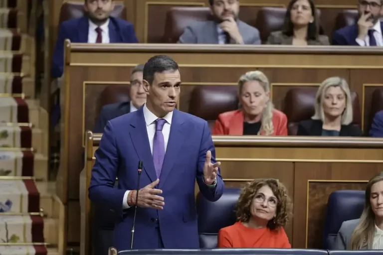 FOTOGRAFÍA. MADRID (REINO DE ESPAÑA), 07 D EMAYO DE 2025. El presidente de VOX y líder de la coalición patriota europea Patriots of Europe (Patriotas por Europa), Santiago Abascal Conde, ha comparecido esta mañana en el Congreso para denunciar la "situación de absoluta indefensión" que atraviesa España tras el histórico apagón de la semana pasada, y ha exigido la dimisión inmediata del presidente del Gobierno de España y secretario general del Partido Socialista (PSOE), Pedro Sánchez Pérez-Castejón (en la imagen), por "ser incapaz de garantizar lo más elemental: la seguridad y la defensa nacional". Lasvocesdelpueblo (Ñ Pueblo)