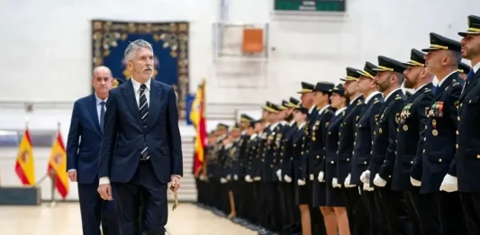 FOTOGRAFÍA. ÁVILA (CASTILLA Y LEÓN) REINO DE ESPAÑA, 25 DE FEBRERO DE 2025. El ministro del Interior, Fernando Grande-Marlaska Gómez (primer plano), acompañado por el director general de la Policía, Francisco Pardo Piqueras (detrás de su jefe), preside en la Escuela Nacional de Policía de Ávila, el acto de jura o promesa del cargo de la XXXVI promoción de la Escala Ejecutiva de la Policía Nacional, este jueves en Ávila. Efe