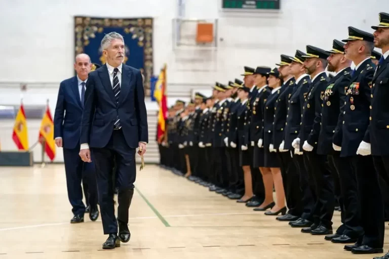 FOTOGRAFÍA. ÁVILA (CASTILLA Y LEÓN) REINO DE ESPAÑA, 25 DE FEBRERO DE 2025. El ministro del Interior, Fernando Grande-Marlaska Gómez (primer plano), acompañado por el director general de la Policía, Francisco Pardo Piqueras (detrás de su jefe), preside en la Escuela Nacional de Policía de Ávila, el acto de jura o promesa del cargo de la XXXVI promoción de la Escala Ejecutiva de la Policía Nacional, este jueves en Ávila. Efe