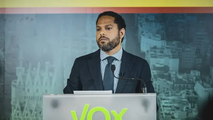Garriga, VOX , Barcelona FOTOGRAFÍA. BARCELONA (REINO ESPAÑA), 28 DE MAYO DE 2025. El secretario general de VOX, Ignacio Garriga Vaz de Conceçao, durante una rueda de prensa en la sede provincial de la calle del Camp 28 Barcelona. Lasvocesdelpueblo (Ñ Pueblo)