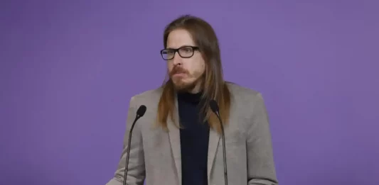 FOTOGRAFÍA. MADRID (REINO DE ESPAÑA), 28 DE ABRIL DE 2025. El portavoz de la ultraizquierda PODEMOS, Pablo Fernández Santos, ofrece una rueda de prensa en Madrid, este lunes sobre la actualidad política que pasa por el procesamiento a David Sánchez Pérez-Castejón, hermano del presidente del Gobierno de España y secretario general del Partido Socialista (PSOE), Pedro Sánchez Pérez-Castejón, y y a otras diez personas, entre ellas el presidente de la institución provincial, Miguel Ángel Gallardo, por los presuntos delitos de prevaricación y tráfico de influencias. Efe