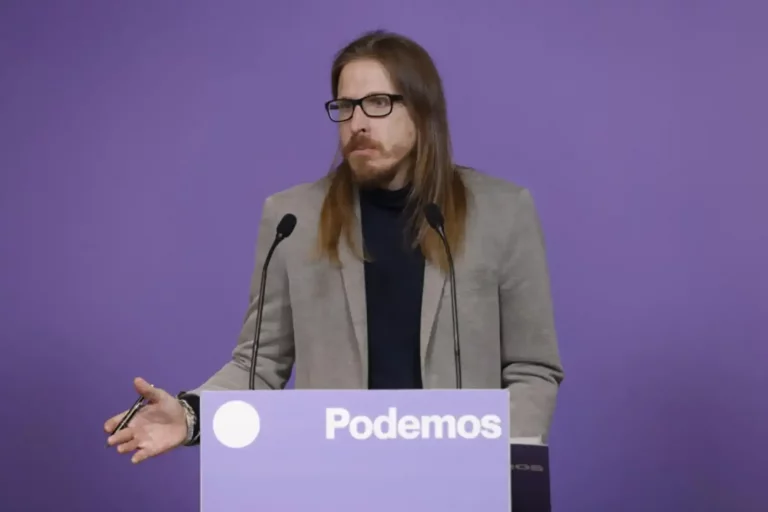 FOTOGRAFÍA. MADRID (REINO DE ESPAÑA), 28 DE ABRIL DE 2025. El portavoz de la ultraizquierda PODEMOS, Pablo Fernández Santos, ofrece una rueda de prensa en Madrid, este lunes sobre la actualidad política que pasa por el procesamiento a David Sánchez Pérez-Castejón, hermano del presidente del Gobierno de España y secretario general del Partido Socialista (PSOE), Pedro Sánchez Pérez-Castejón, y y a otras diez personas, entre ellas el presidente de la institución provincial, Miguel Ángel Gallardo, por los presuntos delitos de prevaricación y tráfico de influencias. Efe