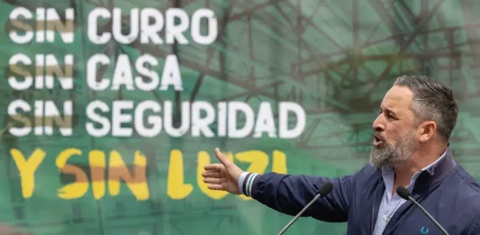 FOTOGRAFÍA. FUENLABRADA (MADRID) REINO DE ESPAÑA, PRIMERO DE MAYO 2025. El presidente de VOX y Patriots of Europe, Santiago Abascal Conde; la portavoz de VOX en la Asamblea de Madrid y Portavoz Nacional de Agenda España, Isabel Pérez Moñino-Aranda; junto al presidente del Sindicato SOLIDARIDAD para la Defensa de los Trabajadores de España, Rodrigo Alonso Fernandez; y al secretario general de Solidaridad, Jordi Albert de la Fuente Miró (Jordi de la Fuente); participan este Primero de Mayo de 2025, a la concentración convocada por esta organización sindical patriota española, bajo lema "¡Recuperarlo todo! 1 de Mayo porque, dice el cartel, las políticas globalistas y WOKE del bipartidismo (Partido Popular y Partido Socialista) ya han dejado a la juventud española "sin curro (trabajo), sin casa y sin seguridad". Lasvocesdelpueblo (Ñ Pueblo)