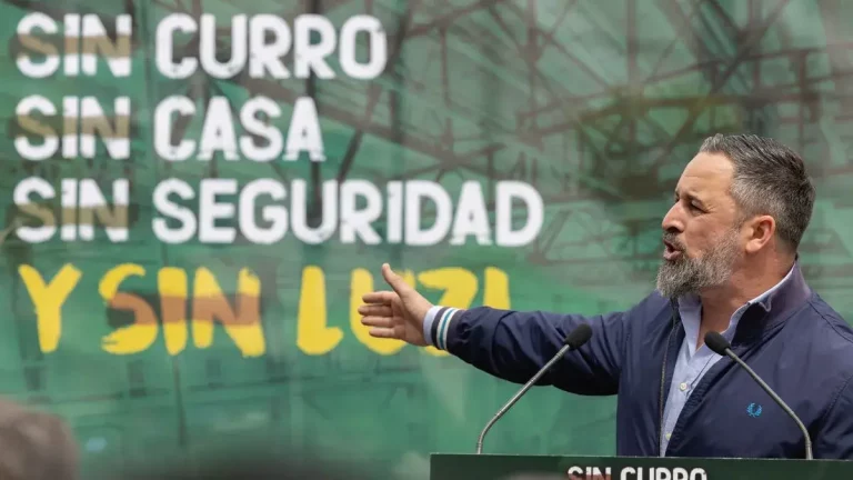 FOTOGRAFÍA. FUENLABRADA (MADRID) REINO DE ESPAÑA, PRIMERO DE MAYO 2025. El presidente de VOX y Patriots of Europe, Santiago Abascal Conde; la portavoz de VOX en la Asamblea de Madrid y Portavoz Nacional de Agenda España, Isabel Pérez Moñino-Aranda; junto al presidente del Sindicato SOLIDARIDAD para la Defensa de los Trabajadores de España, Rodrigo Alonso Fernandez; y al secretario general de Solidaridad, Jordi Albert de la Fuente Miró (Jordi de la Fuente); participan este Primero de Mayo de 2025, a la concentración convocada por esta organización sindical patriota española, bajo lema "¡Recuperarlo todo! 1 de Mayo porque, dice el cartel, las políticas globalistas y WOKE del bipartidismo (Partido Popular y Partido Socialista) ya han dejado a la juventud española "sin curro (trabajo), sin casa y sin seguridad". Lasvocesdelpueblo (Ñ Pueblo)
