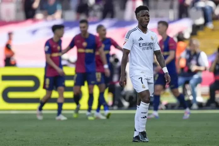 Reacción fulminante del Barça en el Clásica al descanso (4-2) (2) FOTOGRAFÍA. BARCELONA (CATALUÑA) REINO DE ESPAÑA, 11 DE MAYO DE 2025. El delantero del Real Madrid Vinicius Jr, durante el partido de la jornada 35 de LaLiga EA Sports entre el Barcelona y el Real Madrid, este domingo en el Estadi Olímpic Lluís Companys. Efe