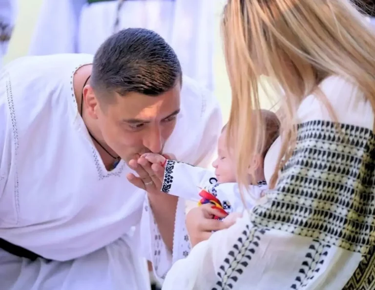 FOTOGRAFÍA. BUDAPEST (RUMANIA), 01 DE MAYO DE 2025. El patriota, candidato del partido del patriotismo rumano "Partidul Alianța pentru Unirea Românilor" —Alianza para la Unión de los Rumanos —(AUR) a la Presidencia de Rumania, George-Nicolae Simion (George Simion), en una imagen de campaña electoral. "Familia, fe, nación, libertad. El domingo 4 de mayo votaré por George Simion", dijo una familia este Primero de Mayo de 2025, en un mensaje difundido en la red social X. Lasvocesdelpueblo (Ñ Pueblo)