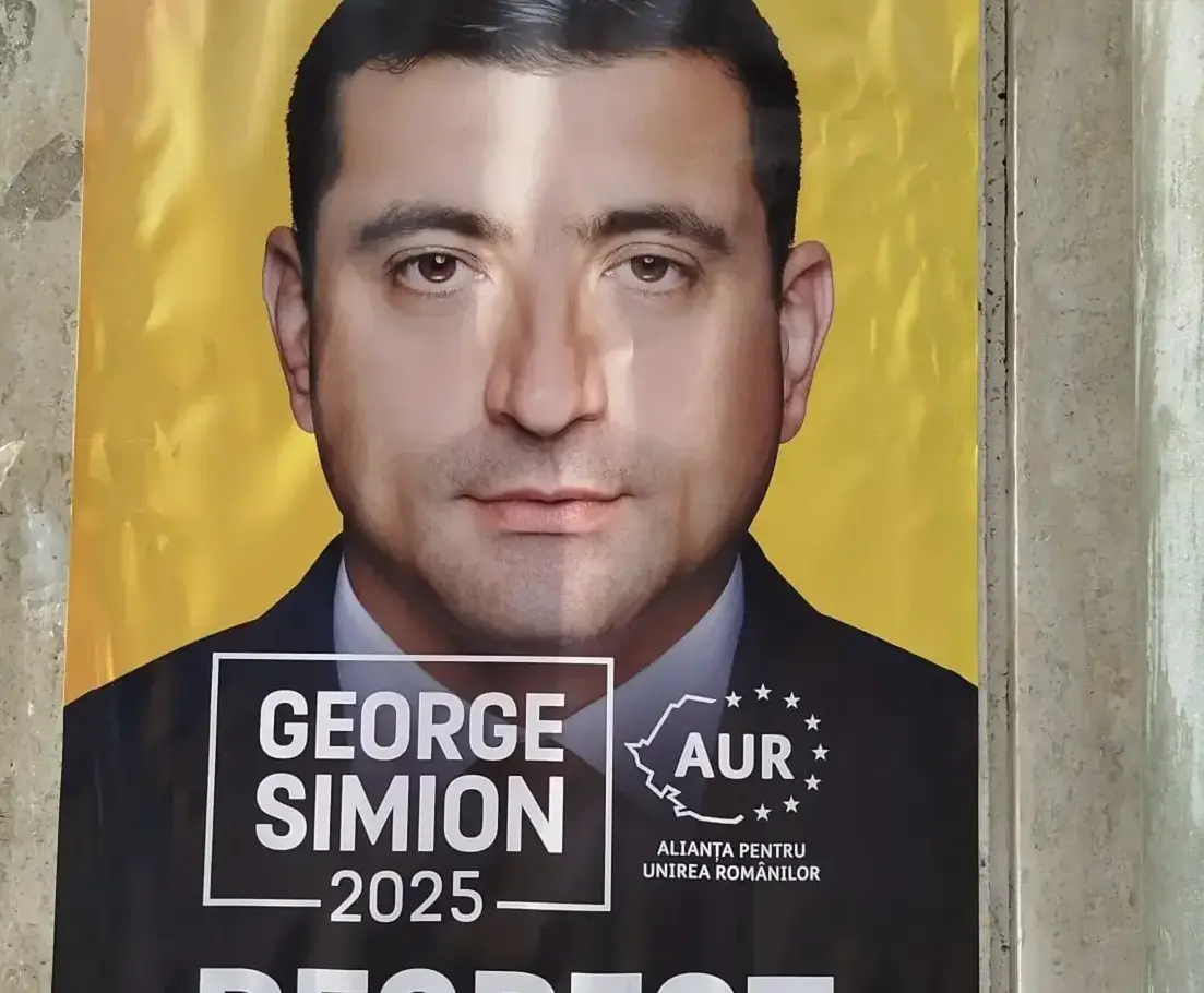 FOTOGRAFÍA. GUIDONIA (ITALIA) , 28 DE ABRIL DE 2025. Llega a Italia la campaña electoral del patriota, candidato del partido del patriotismo rumano "Partidul Alianța pentru Unirea Românilor" —Alianza para la Unión de los Rumanos —(AUR) a la Presidencia de Rumania, George-Nicolae Simion (George Simion). Así se puede comprobar en un cartel electoral de una foto tomada la mañana de este 28 de abril de 2025 en Guidonia, Roma (Italia). "Los rumanos que se encuentren fuera de las fronteras del país podrán votar a partir de este viernes, 2 de mayo, a las 7:00 horas. ¡Votando ganamos!", dice el cartel desde Italia. Lasvocesdelpueblo (Ñ Pueblo)